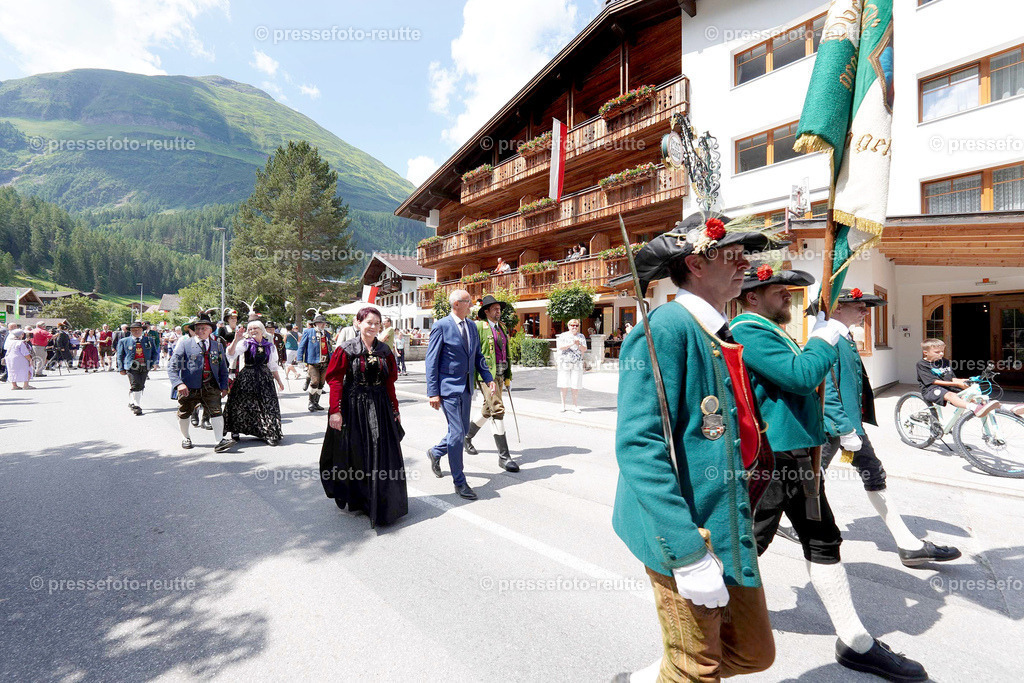 el-news-2023-Juli23-Regimentsschuetzenfest-UMZUG_DORF-ww-DSC02336 | Info aus dem Bezirk Reutte/Ausserfern Tirol sowie eine umfangreiche Bilddatenbank über die gesamte Region: Lechtal, Talkessel Reutte, Tannheimertal, Zwischentoren. Lech, Plansee, Zugspitze, Grenztunnel, B179, Fernpassstraße, Verkehr, Lawinen, Tradition, - Realisiert mit Pictrs.com