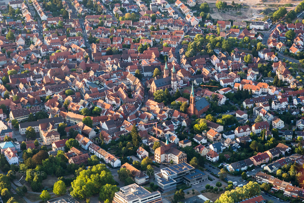 Luftbild: Altstadtbereich und Innenstadtzentrum in Ladenburg im Bundesland Baden-Württemberg in Deutschland. Foto: IMG_109371.jpg vom 30.07.2018 durch Werner Riehm/FLY-FOTO.de