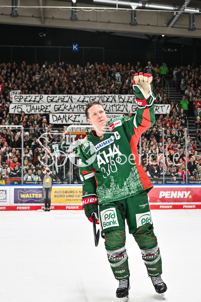Augsburger Panther - Grizzlys Wolfsburg | AUGSBURG, GERMANY - 15. MARCH: im Bild T. J. TREVELYAN (Augsburger Panther 24) / Einzelfoto / Freisteller nach dem Match zwischen den Augsburger Panthern und den Grizzlys Wolfsburg am 52. Spieltag der Penny DEL im Curt Frenzel Stadion / der sich bei den Fans verabschiedet