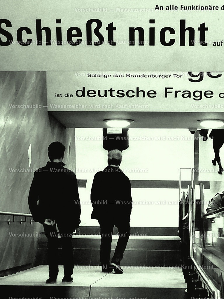 Berlin-U5-Treppe | online Fotogalerie mit schwarz-weiß Fotografien und Shop für zeitlose  Poster und Leinwände in stilvollem schwarz weiß  - Realisiert mit Pictrs.com
