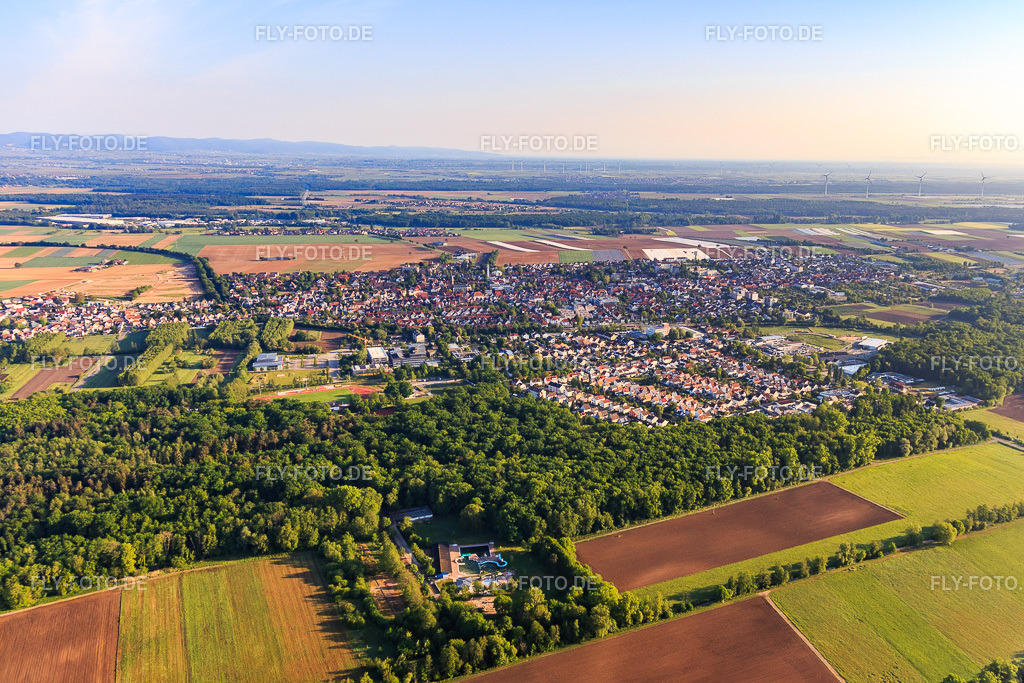 Siedlung Gartenstadt aus Süden | Luftbild: Siedlung Gartenstadt aus Süden in Kandel im Bundesland Rheinland-Pfalz in Deutschland. Foto: IMG_120662.jpg vom 03.05.2020 durch Werner Riehm/FLY-FOTO.de - Realisiert mit Pictrs.com