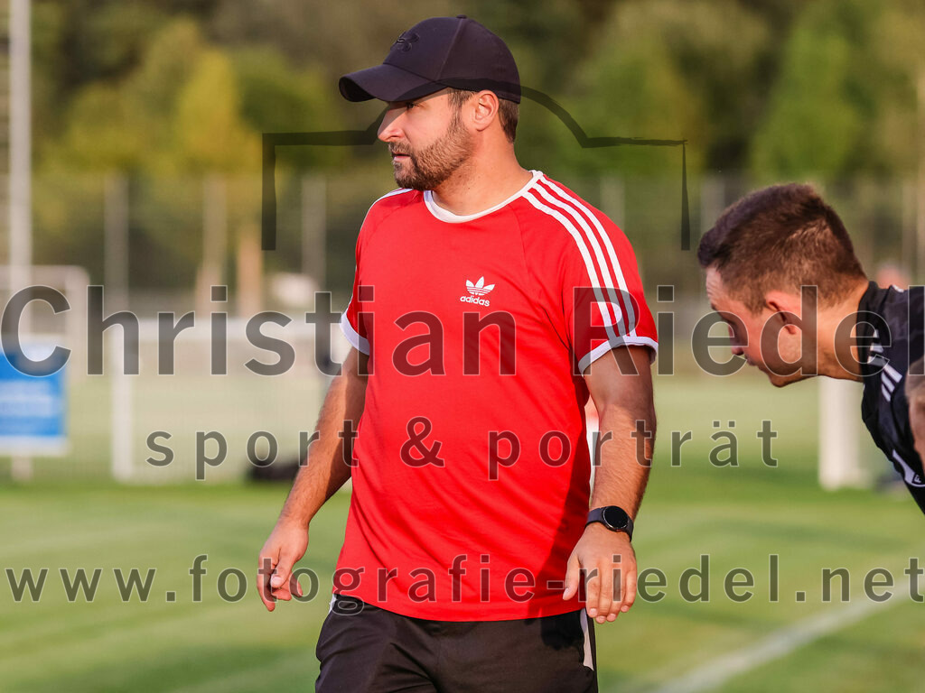 2023-08-25_037_FC_Finsing_gegen_FC_Lengdorf | Finsing, Deutschland, 25.08.2023:
Fußball, Kreisliga 2023 / 2024, 6. Spieltag, FC Finsing gegen FC Lengdorf, Endergebnis: 5:0

Trainer Thomas Bonnet (FC Finsing)

Foto: Christian Riedel / fotografie-riedel.net