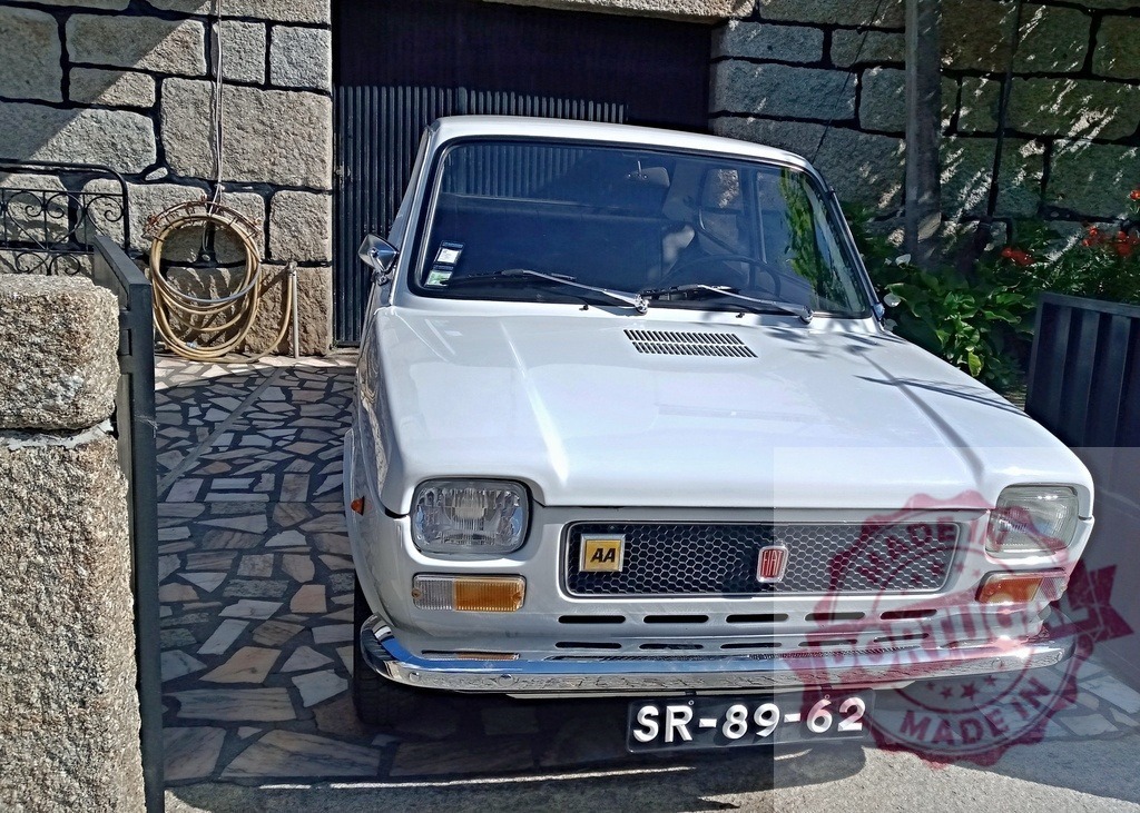 Fiat 127 classic white car parked on Portugal driveway | White Fiat 127 classic car parked on a traditional stone driveway in Portugal - Realisiert mit Pictrs.com