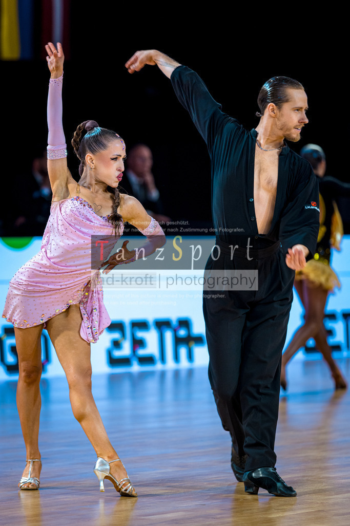 20251213_Baltic-GP_2002-2 | Tanzsportbilder, Standardtanz, Lateintanz, WDSF, DTV, LTVB, dancecomp, goc, hessen tanzt, blaues band der spree, walzer, tango, wiener walzer, slowfox, quickstepp, samba, rumba, cha-cha-cha, paso doble. jive, hd-kroft photography, turniertanzsport