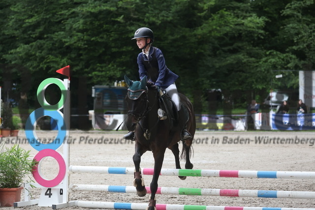 Ichenheim_2024_Prfg.Nr.26_Stilspring-WB_60cm_Marie Hofer_Omara 16 (5) | Alle Fotos der Reiterjournal Fotografin Doris Matthaes im Reiterjournal Online-Fotoshop. - Realisiert mit Pictrs.com