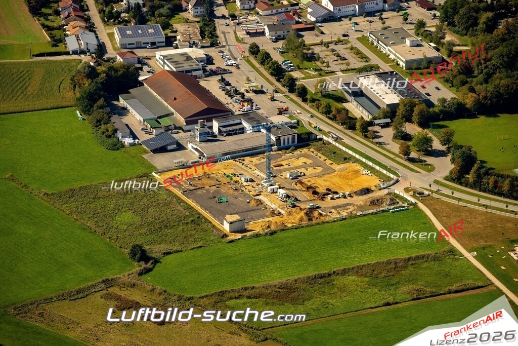 Das Luftbild zeigt : Gewerbegebiet Mallersdorf-Pfaffenberg - Die Luftaufnahme wurde 2023 vom UL-Flugzeug aus erstellt ( keine Drohne ) - Hochauflösende Luftaufnahme - Für grossformatige Ausdrucke geeignet. Die Geschenkidee !Mit Lizenz und Bildrechte bestellbar