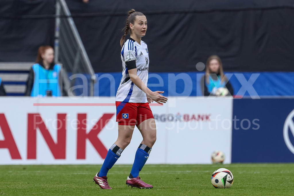Fussball, DFB-Pokal Frauen, Hamburger SV - SV Werder Bremen | v.li.: Emilia Hirche (Hamburger SV, 20) am Ball, Freisteller, Einzelbild, Ganzkörper, Aktion, Action, Spielszene, DIE DFB-RICHTLINIEN UNTERSAGEN JEGLICHE NUTZUNG VON FOTOS ALS SEQUENZBILDER UND/ODER VIDEOÄHNLICHE FOTOSTRECKEN. DFB REGULATIONS PROHIBIT ANY USE OF PHOTOGRAPHS AS IMAGE SEQUENCES AND/OR QUASI-VIDEO.