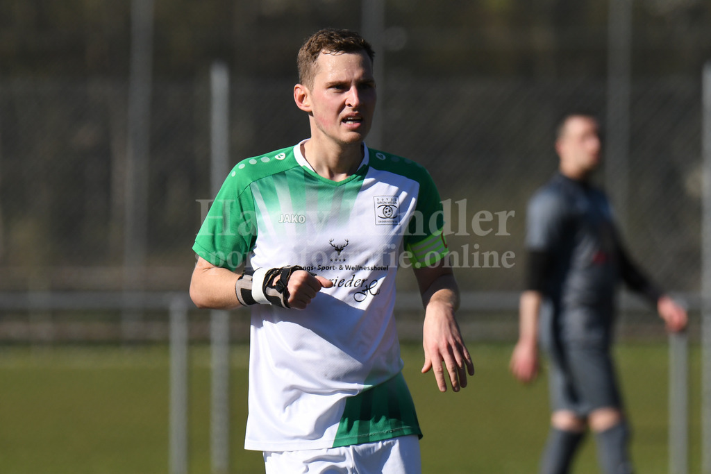 SpVgg GW Deggendorf : SV Hofkirchen | Matthias Schäfer ( SpVgg GW Deggendorf #18) - Realisiert mit Pictrs.com