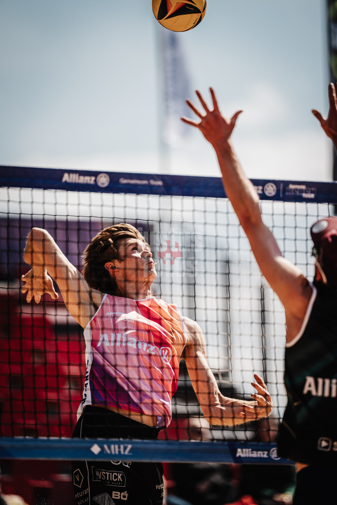 Beachvolleyball | Männer | Allianz German Beach Tour 2025 | Tourstop Düsseldorf | 08.05.2025 | Peter Wolf beim Angriff
