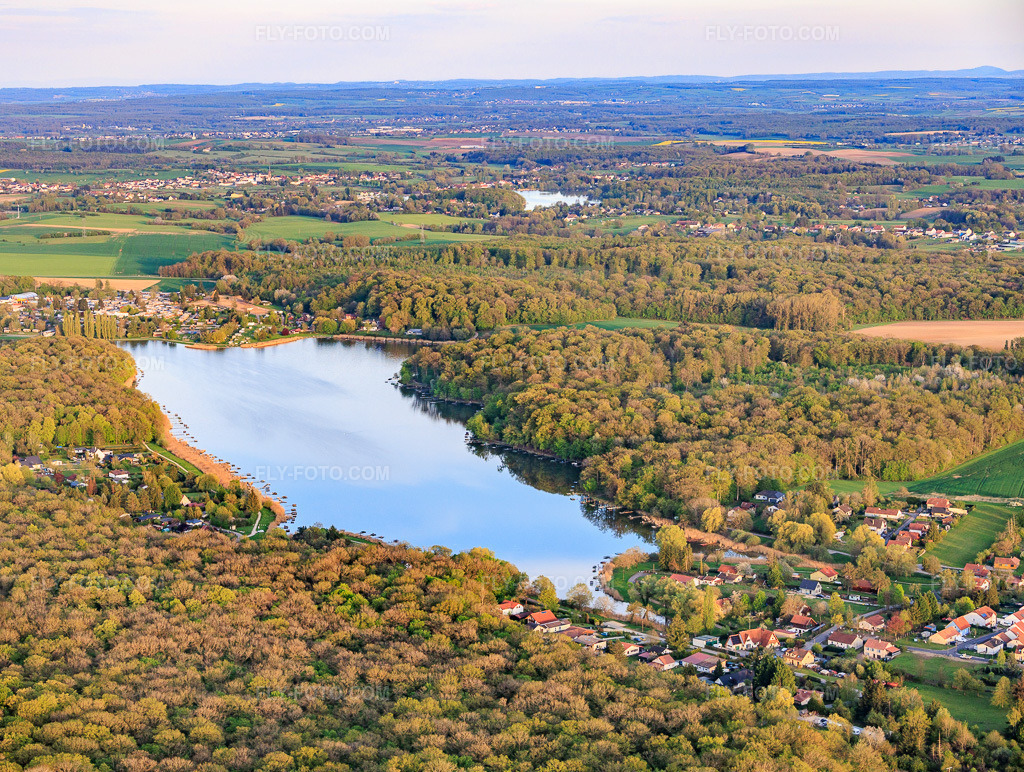 Aerial view: Etang des marais in the forest in Rémering-lès-Puttelange in the state Moselle, France. – Photo: IMG_154785.jpg taken on 04/17/2026 by Werner Riehm/FLY-FOTO.com – Resolution of the original: 5118 x 3859 px