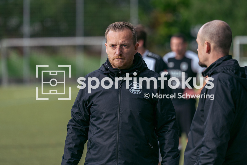 TSV 05 Ronsdorf – SSV Bergisch Born II | Trainer Kai Östrich vom TSV Ronsdorf an der Seitenlinie. Bezirksliga Niederrhein, Gruppe 2: TSV 05 Ronsdorf gegen SSV Bergisch Born II, Wuppertal, 11.10.2026. Endstand: 3:1. sportimfokus / Marcel Schwering - Realisiert mit Pictrs.com