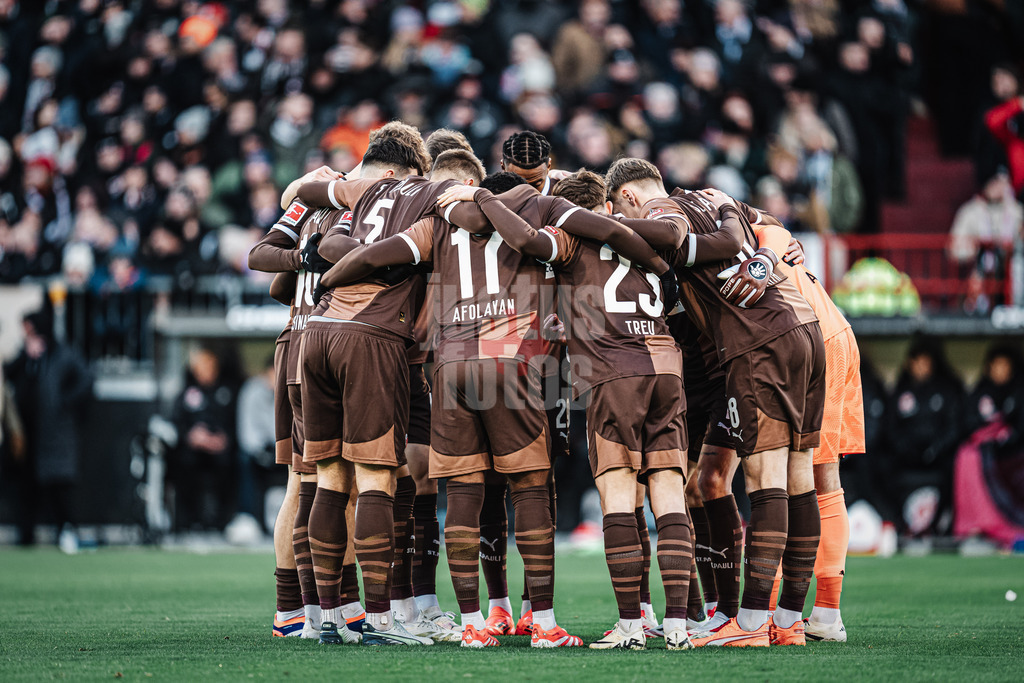 Fußball | Männer | Saison 2024/2025  | Fußball-Bundesliga | 16. Spieltag | FC St. Pauli vs. Eintracht Frankfurt | 11.01.2025 | St. Pauli im Kreis vor dem Spiel