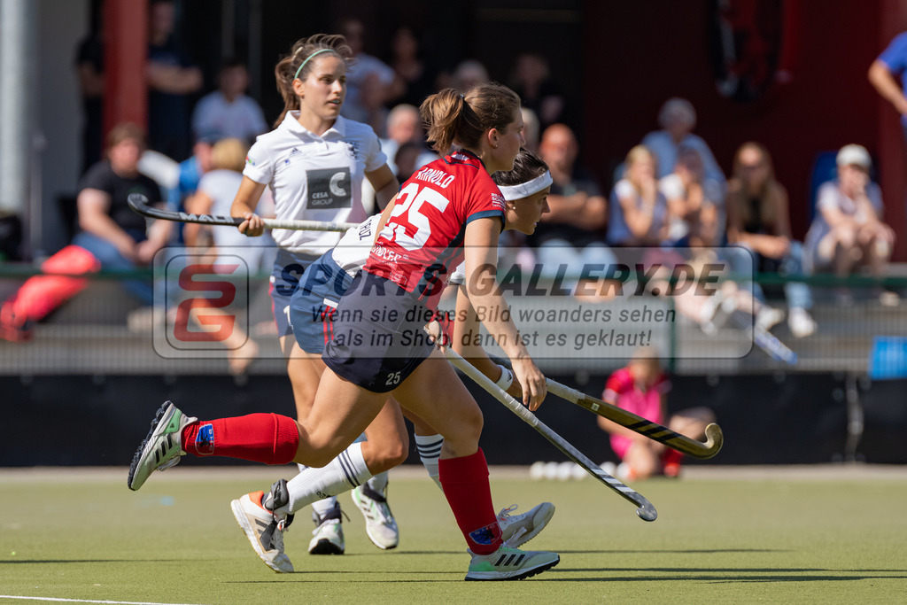 HK_20220903_109646 | 1. Bundesliga Damen Düsseldorfer HC - Berliner HC am 3.9.2022 DHC Düsseldorf, Düsseldorf , Pahlia Arnold ( Berliner HC #25 ) , Selin Oruz ( Düsseldorfer HC #14 )