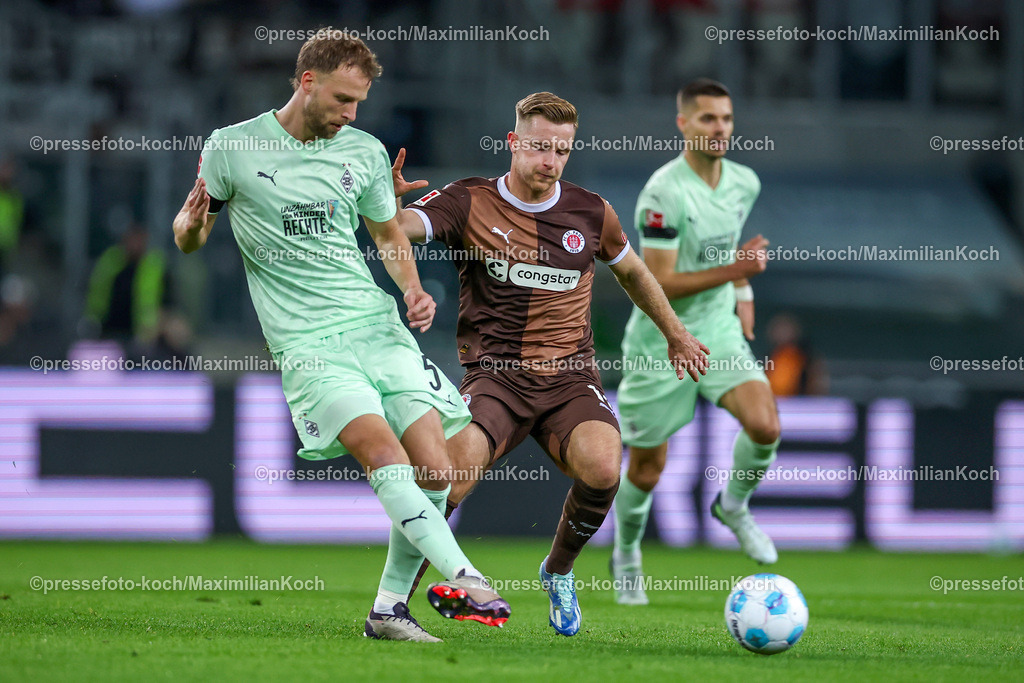 BMG24112401014 | 24.11.2024, Fußball, Borussia Mönchengladbach - FC St. Pauli, 1. Fußball Bundesliga, Borussia-Park, Saison 2024 2025: Marvin Friedrich (Mönchengl. #5) im Zweikampf gegen Johannes Eggestein (St.Pauli #11)DFB regulations prohibit any use of photographs as image sequences and or quasi-video.