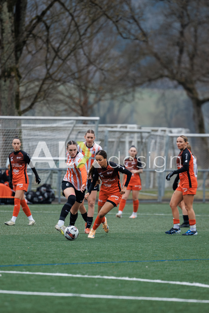 Fußball I Frauen I Saison 2025-2026 I Freundschaftsspiel I FC Aarau Frauen - SC Freiburg U20 I 24.01.2026 | 26 Juliane Hess (SC Freiburg U20) – Abwehr  //  17 Joy Steck (FC Aarau) – Angriff - Realisiert mit Pictrs.com