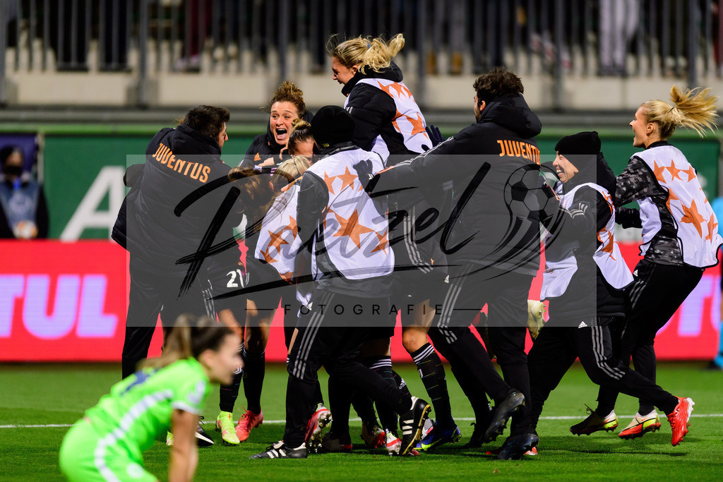 WOBJUV20211118_066 | Fussball, Frauen: Andrea Staskova (Juventus FC) Torjubel, jubelt mit ihrer Mannschaft nach dem Treffer zum 0:2 bei dem Spiel der UEFA Women´s Champions League zwischen VfL Wolfsburg und Juventus Turin im AOK-Stadion am 18.11.2021 in Wolfsburg, Deutschland. - Realisiert mit Pictrs.com