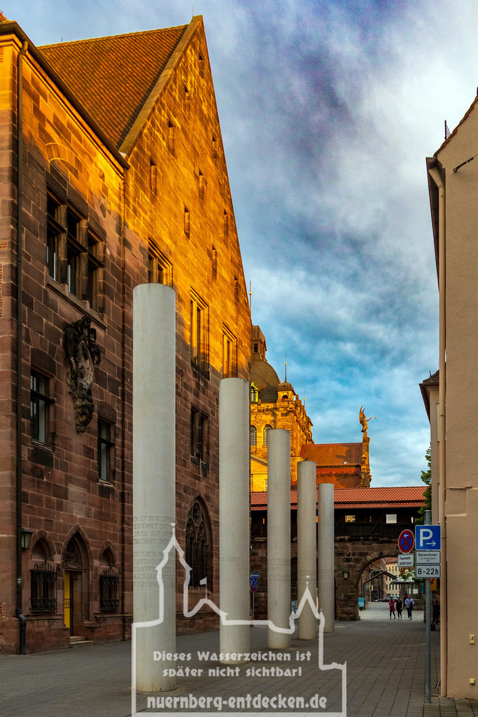 Straße der Menschenrechte und Opernhaus im Sonnenuntergang | Blick von der Straße der Menschenrechte in Nürnberg in Richtung Opernhaus während des Sonnenunterganges. Dazwischen sieht man noch die Stadtmauer.  - Realisiert mit Pictrs.com