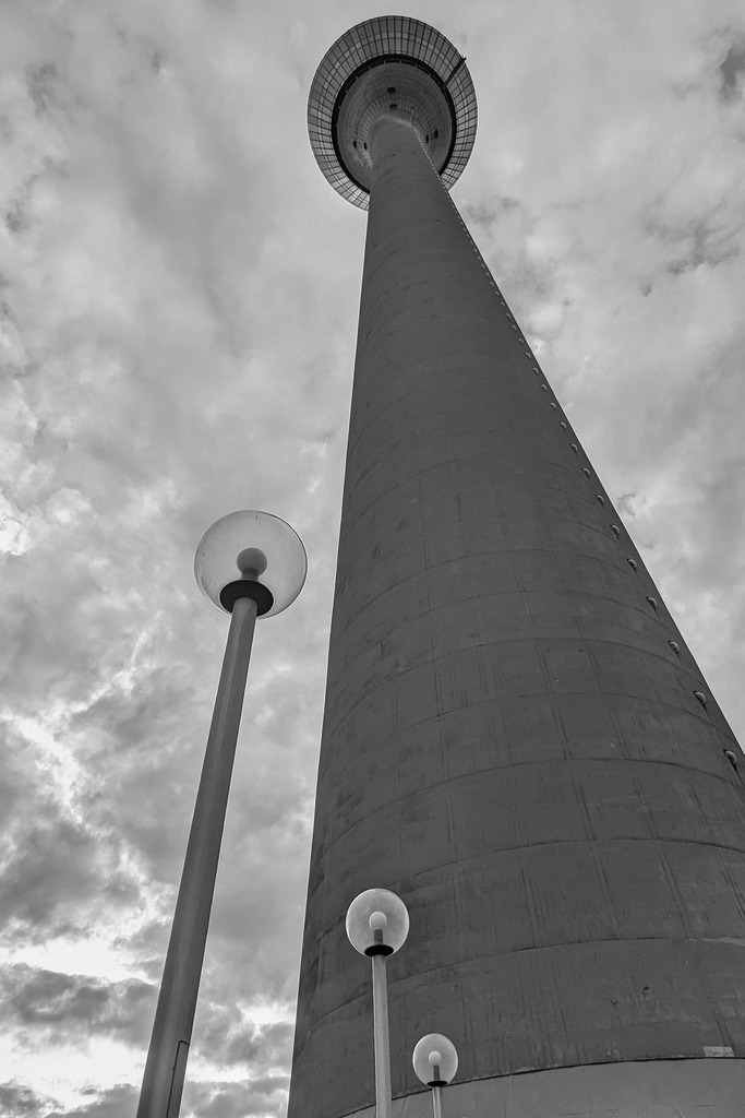 Licht im Schatten des Turms | Rheinturm - Realisiert mit Pictrs.com