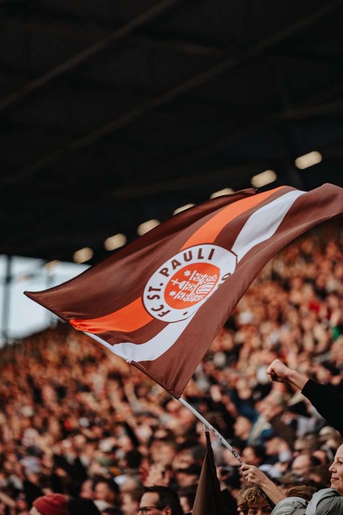 FCS00538 | Der offizielle Shop für FC St. Pauli Fotos. Wähle aus Spielszenen & Fanmomenten dein FCSP Wunschformat. Wir liefern Millerntor-Atmosphäre.