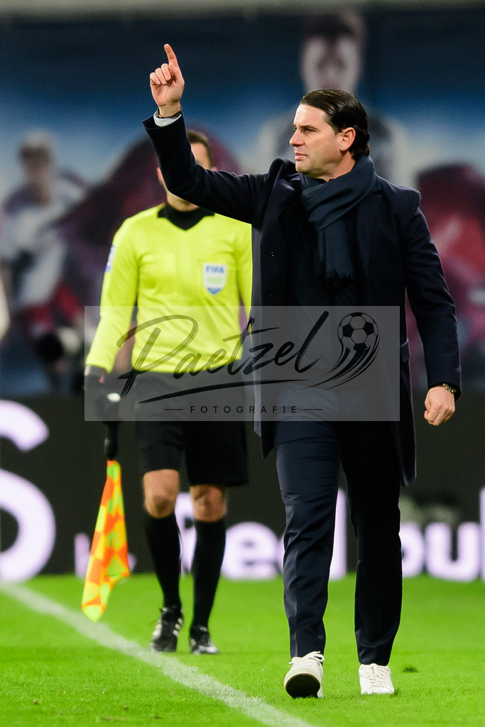 RBLLEV20211128_066 | Fussball, Herren: Trainer Gerardo Seoane (Bayer 04 Leverkusen) gestikuliert, Gestik bei dem Spiel der 1. Bundesliga zwischen RB Leipzig und Bayer 04 Leverkusen in der Red Bull Arena am 28.11.2021 in Leipzig, Deutschland.DFB / DFL REGULATIONS PROHIBIT ANY USE OF PHOTOGRAPHS AS IMAGE SEQUENCES AND/OR QUASI-VIDEO. - Realisiert mit Pictrs.com