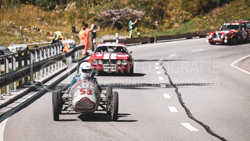 19. Arosa ClassicCar 2023 - 2. September 2023 | 19. Arosa ClassicCar 2023
Arosa, Schweiz
Zumstein Max aus Attiswil mit der Startnummer 121 in einem Cooper F3 MK3, Jahrgang 1949, in der Klasse Alpine Performance.
@arosaclassiccar, @arosa.official, #arosaclassiccar, #arosa, #76curves, #classiccar
Bild: Sportfotografie Markus Aeschimann | www.markus-aeschimann.ch - Realisiert mit Pictrs.com