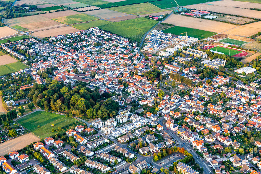 Luftbild: Ortsansicht von Südwesten in Karben im Bundesland Hessen in Deutschland. Foto: IMG_117750.jpg vom 10.09.2019 durch Werner Riehm/FLY-FOTO.de