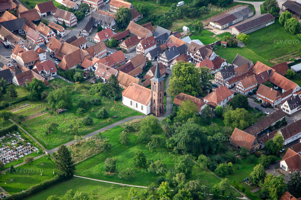 Vue aérienne: Église protestante à Hunspach dans le département Bas Rhin, France. Photo: IMG_137714.jpg prise le 12/08/2023 par Werner Riehm/FLY-FOTO.eu – Résolution de l'original: 5472 x 3648 px