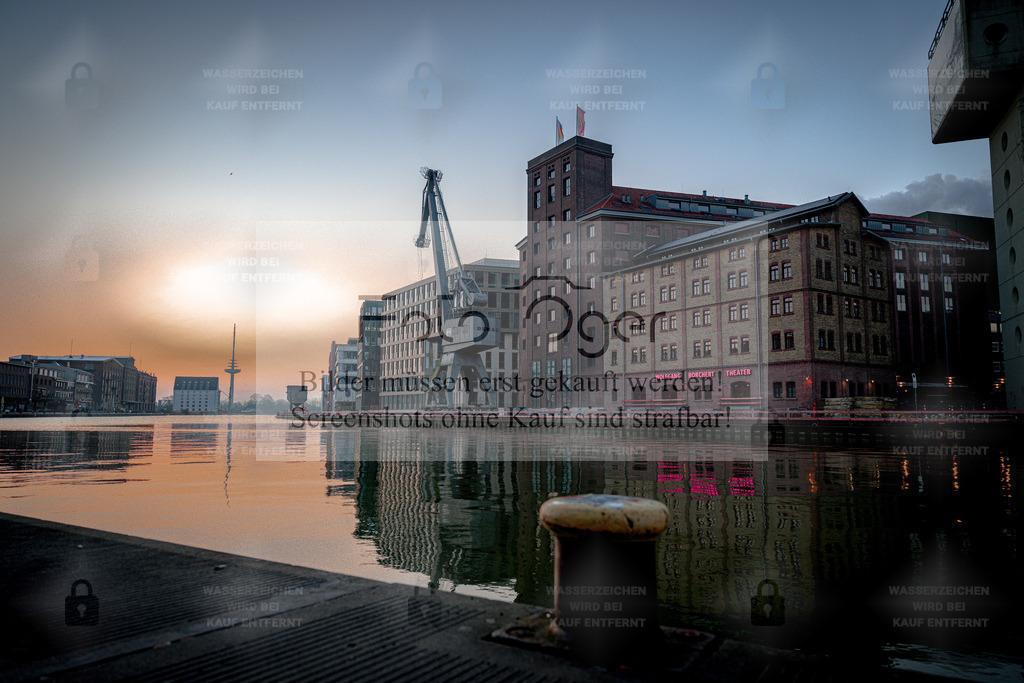 Hafenszene im Abendlicht – Ruhrgebiet im Wandel | Industrie trifft Atmosphäre:Im sanften Licht des Sonnenuntergangs spiegelt sich die urbane Silhouette alter Speichergebäude im Wasser.Zwischen Kränen, Backsteinfassaden und moderner Architektur entsteht ein faszinierendes Spiel aus Ruhe und Geschichte – Sinnbild des ständigen Wandels städtischer Räume. - Realisiert mit Pictrs.com
