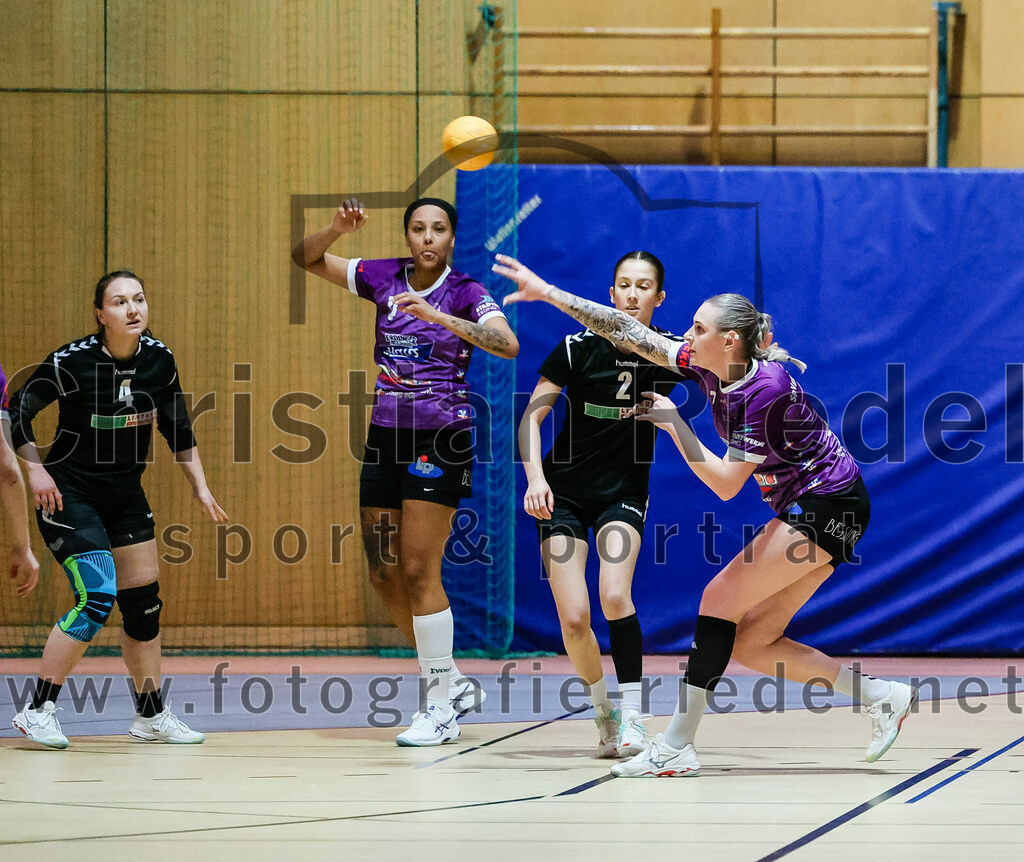 2024-01-27_051_SpVgg_Altenerding_gegen_HSG_Schwab-kirchen | Erding, Deutschland, 27.01.2024:
Handball, Bezirksoberliga Frauen Altbayern 2023 / 2024, 12. Spieltag, SpVgg Altenerding gegen HSG Schwab/kirchen, Endergebnis: 39:28

Anna Hirner (HSG Schwab/kirchen, #4), Nikayla Alston (SpVgg Altenerding, #11), Johanna Tiepmer (HSG Schwab/kirchen, #2), Lena Marie Becker (SpVgg Altenerding, #7)

Foto: Christian Riedel / fotografie-riedel.net