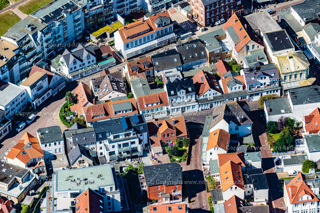 Norderney_Stadtgebiet_Poststrasse_ELS_7097050923 | NORDERNEY 05.09.2023 Stadtzentrum im Innenstadtbereich auf der Insel Norderney im Bundesland Niedersachsen, Deutschland. // City center in the inner city area on the island of Norderney in the state of Lower Saxony, Germany. Foto: Martin Elsen