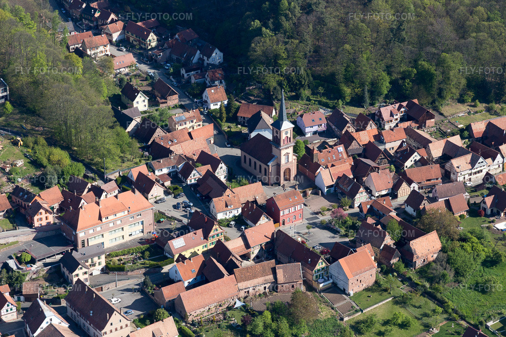 Aerial view: View of the town in Offwiller in the state Bas-Rhin, France.Photo: IMG_099464.jpg taken on 04/30/2017 by Werner Riehm/FLY-FOTO.comResolution of the original: 5472 x 3648 px