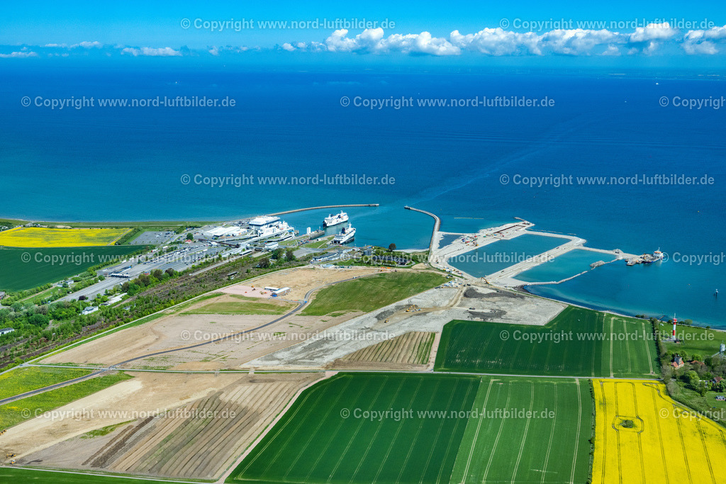 Fehmarn_Fährhafen_Puttgarden_Baustelle_Tunnelbau_ELS_4751150522 | FEHMARN 15.05.2022 Hafenanlagen des Fährhafens und Baustelle des Baus des Fehmarnbelt-Tunnels in Puttgarden auf Fehmarn im Bundesland Schleswig-Holstein, Deutschland. Weiterführende Informationen bei: DB Netz AG,  Deutsche Bahn AG,  Femern A/S,  Landesbetrieb für Küstenschutz, Nationalpark und Meeresschutz Schleswig-Holstein (LKN.SH). // Port facilities of the ferry port and construction site for the construction of the Fehmarnbelt Tunnel in Puttgarden on Fehmarn in the state Schleswig-Holstein, Germany. Further information at: DB Netz AG,  Deutsche Bahn AG,  Femern A/S,  Landesbetrieb fuer Kuestenschutz, Nationalpark und Meeresschutz Schleswig-Holstein (LKN.SH). Foto: Martin Elsen