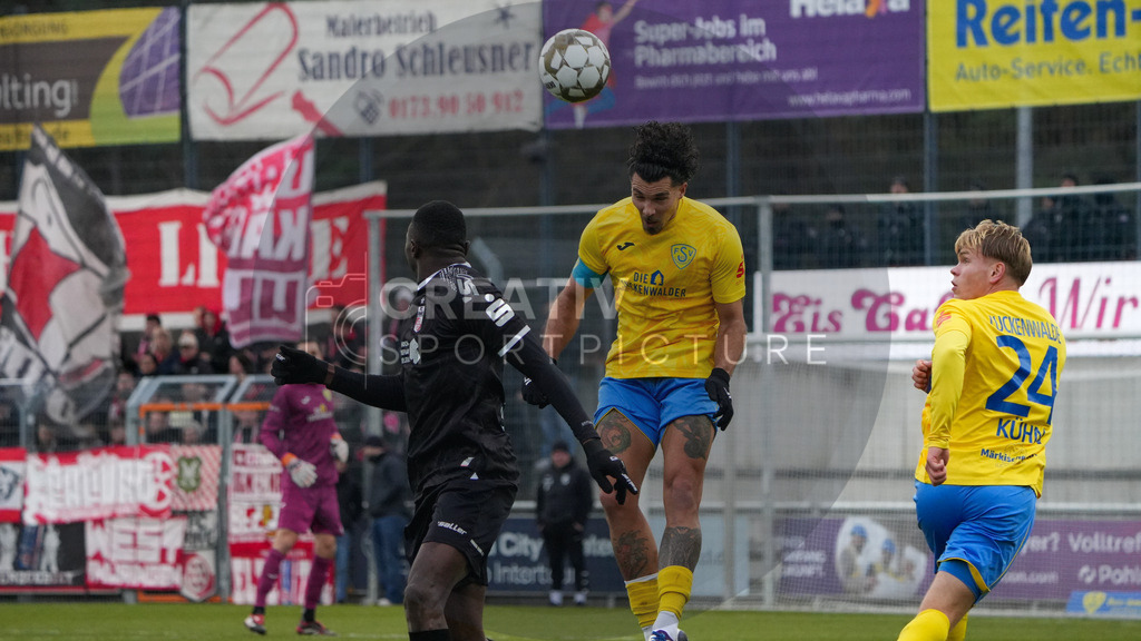 Fußball, Herren, Saison 2025/2026, Regionalliga Nordost, 18. Spieltag, FSV 63 Luckenwalde vs. FC Rot-Weiß Erfurt, Samstag 06.12.2025, Werner-Seelenbinder-Stadion Luckenwalde, | Fußball, Herren, Saison 2025/2026, Regionalliga Nordost, 18. Spieltag, FSV 63 Luckenwalde vs. FC Rot-Weiß Erfurt, Samstag 06.12.2025, Werner-Seelenbinder-Stadion Luckenwalde, Im Bild: v.l. Obed Chidindu Ugondu (Erfurt), Andreas Pollasch (Luckenwalde) und Jonas Kühn (Luckenwalde) - Realisiert mit Pictrs.com