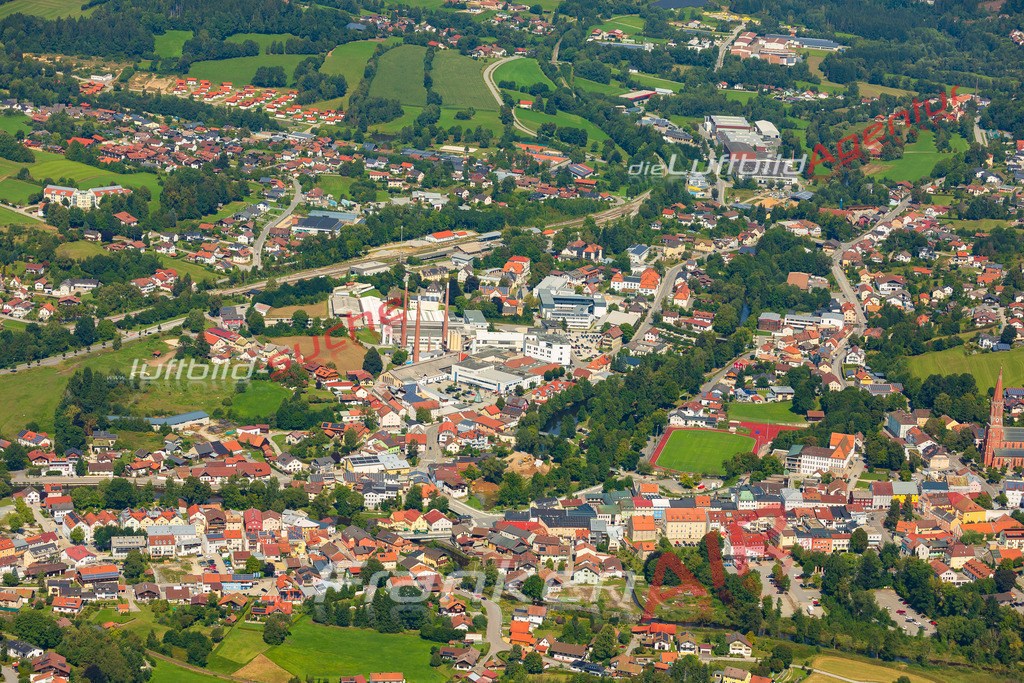 zwiesel-map-luftbild-5276-jahr-2025 | Luftaufnahme von Zwiesel Vs Google Maps- Die Luftaufnahme wurde 2025 vom UL-Flugzeug heraus erstellt ( keine Drohne ) - Hochauflösende Luftaufnahme - für professionelle Ausdrucke geeignet. Die Geschenkidee !Mit Lizenz und Bildrechte bestellbar