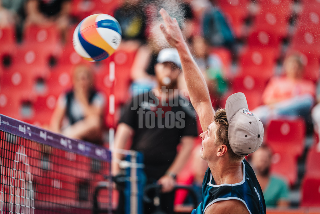 Beachvolleyball | Männer | Allianz German Beach Tour 2024 | Tourstop Kühlungsborn 2 | 15.08.2024 | Leo Hauschild beim Angriff