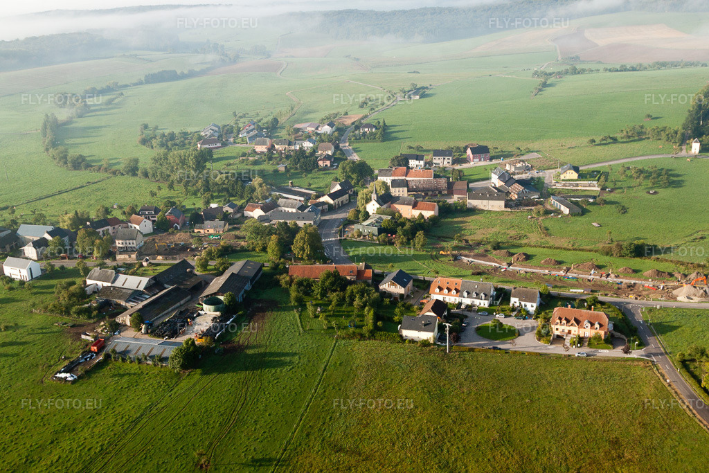 Vue aérienne: Vue de la ville à Mompach dans le département Greiwemacher, Luxembourg. Photo: IMG_33608.jpg prise le 11/09/2010 par Werner Riehm/FLY-FOTO.eu – Résolution de l'original: 4752 x 3168 px