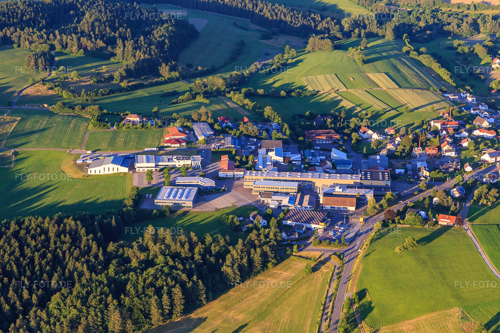 Luftbild: Gewerbegebiet Herbert-Frank-Straße mit Röchling Medical Waldachtal AG und Kunststofftechnik Schmid GmbH & Co. KG im Ortsteil Salzstetten in Waldachtal im Bundesland Baden-Württemberg in Deutschland. – Foto: IMG_149050.jpg vom 28.06.2025 durch Werner Riehm/FLY-FOTO.de – Auflösung des Originals: 5472 x 3648 px – Röchling Medical Waldachtal | Röchling&nbsp;DE – Kunststofftechnik Schmid