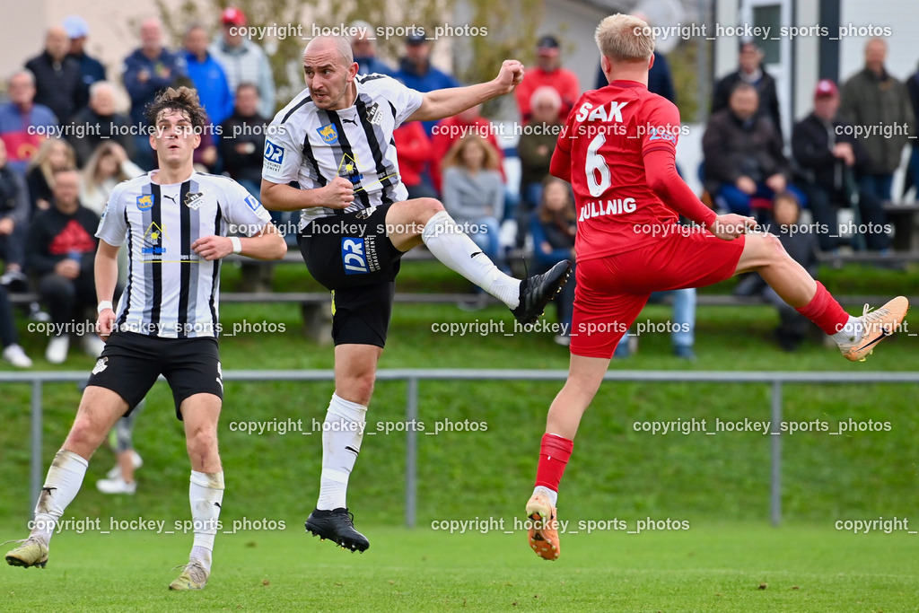 SVG Bleiburg vs. SAK 23.9.2023 | #22 Marvin Maier SVG Bleiburg, #6 Nikola Tolimir SVG Bleiburg, #6 Toni Dullnig SAK, SVG Bleiburg vs. SAK 23.9.2023, SVG Bleiburg vs. SAK am 23.09.2023 in Bleiburg (Karl Kornberger Stadion), Austria, (Photo by Bernd Stefan)