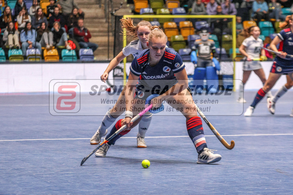MJ_20230204-DHC-MHC-W-16 | Stine Kurz (Mannheimer HC #27), Düsseldorfer HC - Mannheimer HC am 4.2.2023 in der Ballsporthalle, Frankfurt am Main
