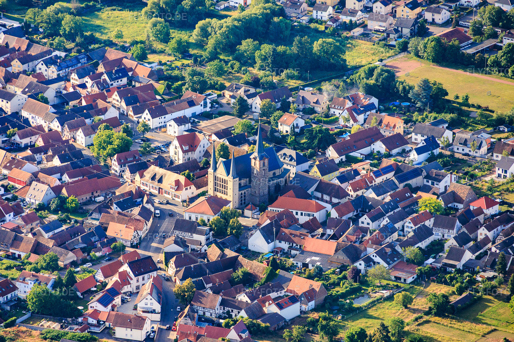 Luftbild: Kirche St. Peter und Paul mit 3 Türmen im Ortsteil Geinsheim in Neustadt im Bundesland Rheinland-Pfalz in Deutschland. – Foto: IMG_157503.jpg vom 18.06.2026 durch Werner Riehm/FLY-FOTO.de – Auflösung des Originals: 5830 x 3887 px