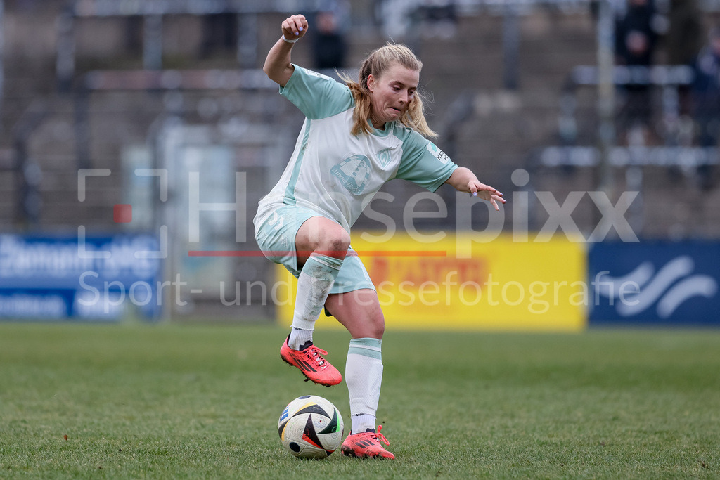 Fussball, Google Pixel Frauen-Bundesliga, 1. FFC Turbine Potsdam - SV Werder Bremen | v.li.: Ricarda Walkling (SV Werder Bremen, 13) am Ball, Freisteller, Einzelbild, Ganzkörper, Aktion, Action, Spielszene, DIE DFB-RICHTLINIEN UNTERSAGEN JEGLICHE NUTZUNG VON FOTOS ALS SEQUENZBILDER UND/ODER VIDEOÄHNLICHE FOTOSTRECKEN. DFB REGULATIONS PROHIBIT ANY USE OF PHOTOGRAPHS AS IMAGE SEQUENCES AND/OR QUASI-VIDEO.