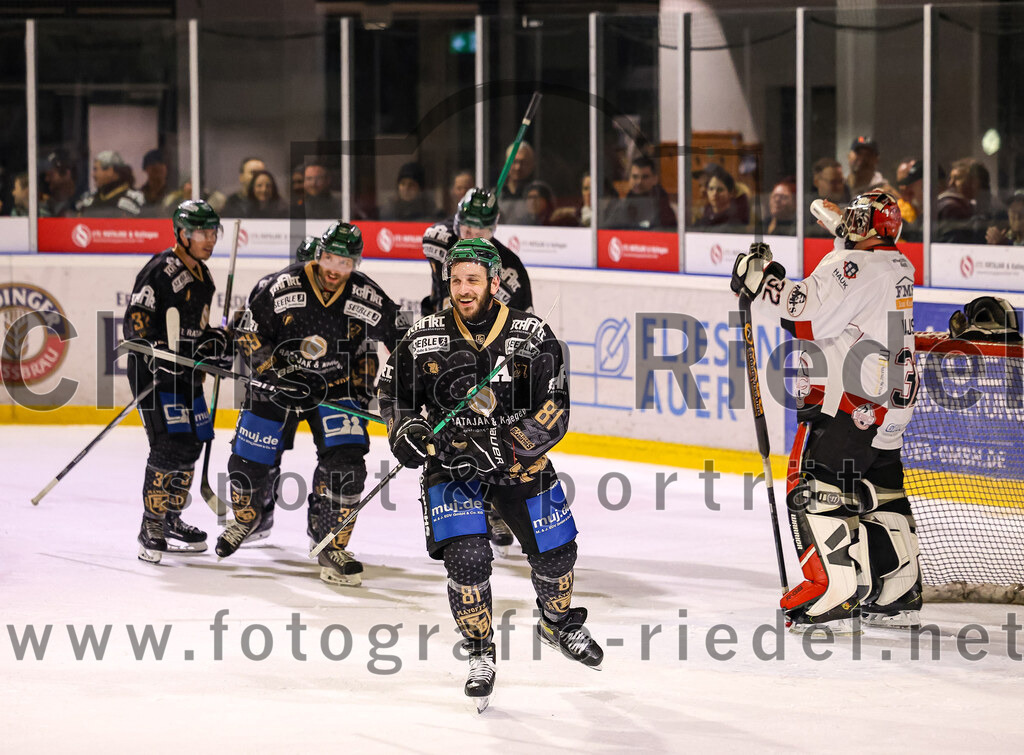 2024-03-15_123_TSV_Erding_gegen_EHC_Koenigsbrunn | Erding, Deutschland, 15.03.2024:
Eishockey, Bayernliga Playoffs 2023 / 2024, 3. Spieltag, TSV Erding gegen EHC Königsbrunn, Endergebnis: 3:4 n. V.

Maximilian Forster (Erding Gladiators, #81), Torwart Stefan Vajs (EHC Königsbrunn, #32)

Foto: Christian Riedel / fotografie-riedel.net