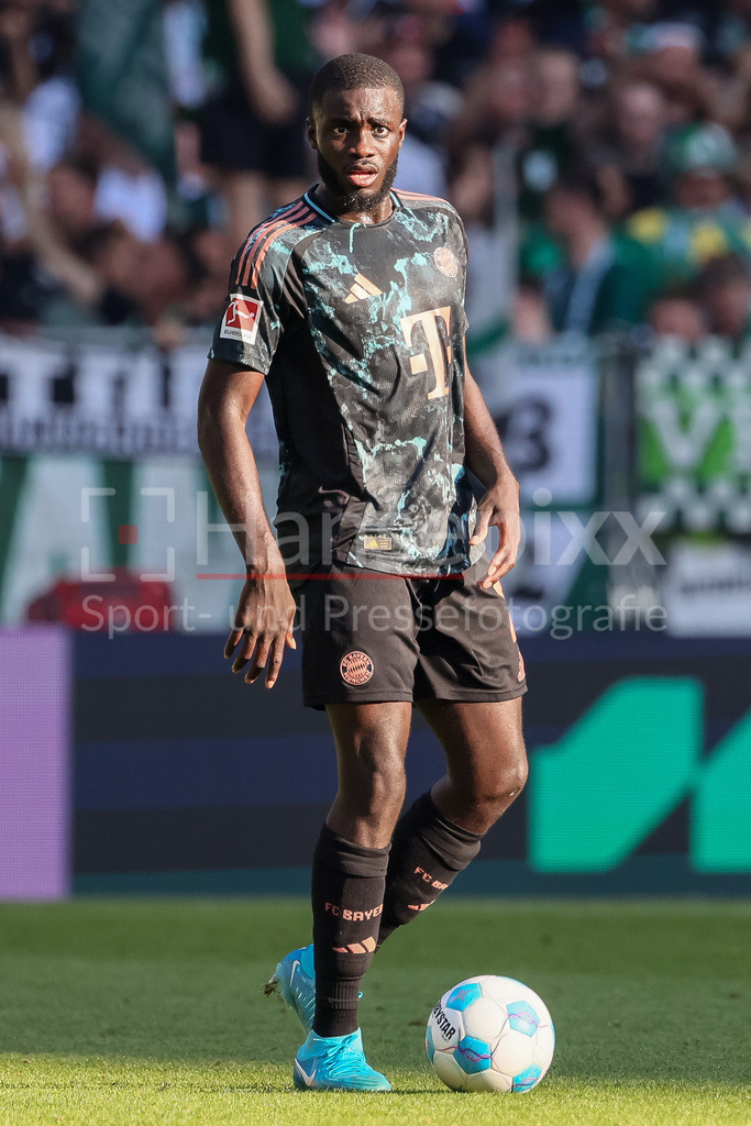 Fussball, Bundesliga, SV Werder Bremen - FC Bayern München | v.li.: Dayot Upamecano (FC Bayern München, 2) am Ball, Freisteller, Einzelbild, Ganzkörper, Aktion, Action, Spielszene, DIE DFL-RICHTLINIEN UNTERSAGEN JEGLICHE NUTZUNG VON FOTOS ALS SEQUENZBILDER UND/ODER VIDEOÄHNLICHE FOTOSTRECKEN. DFL REGULATIONS PROHIBIT ANY USE OF PHOTOGRAPHS AS IMAGE SEQUENCES AND/OR QUASI-VIDEO.