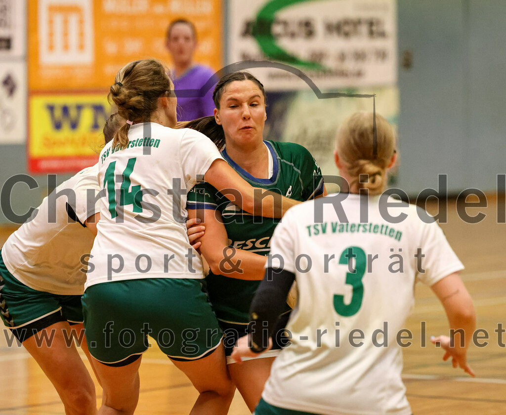 2023-09-16_126_TSV_Vaterstetten_gegen_SV_Muenchen_Laim | Baldham, Deutschland, 16.09.2023:
Handball, Bayernliga Frauen Staffel Süd 2023 / 2024, 1. Spieltag, TSV Vaterstetten gegen SV München Laim, Endergebnis: 23:34

Valerie Graf (TSV Vaterstetten, #14), Verena Kölzer (SV München Laim, #2), Johanna Bayerlein (TSV Vaterstetten, #3)

Foto: Christian Riedel / fotografie-riedel.net