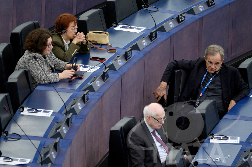 _DWI0285 | Thierry MARIANI (MdEP 2019-2024, Rassemblement national, FR) bei Wiederaufnahme der letzte Plenarsitzung. Das Europäische Parlament in Straßburg, 22.04.2024 - Realisiert mit Pictrs.com