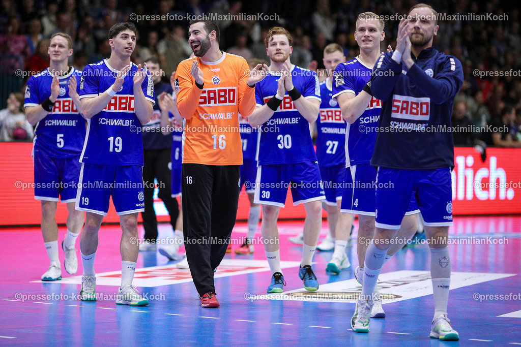 Gum1HBL27042401077 | 27.04.2024, Gummersbach, Handball, Liqui Moly Bundesliga, 30.Spieltag, Schwalbe-Arena, VfL Gummersbach - HSG Wetzlar: Abschlussjubel nach dem 35:28 Sieg. Die Mannschaft steht jubelnd zusammen und bedankt sich bei den Fans. Tilen Kodrin (VfL Gummersbach), Giorgi Tskhovrebadze (VfL Gummersbach), Torhüter Tibor Ivanisevic (VfL Gummersbach)