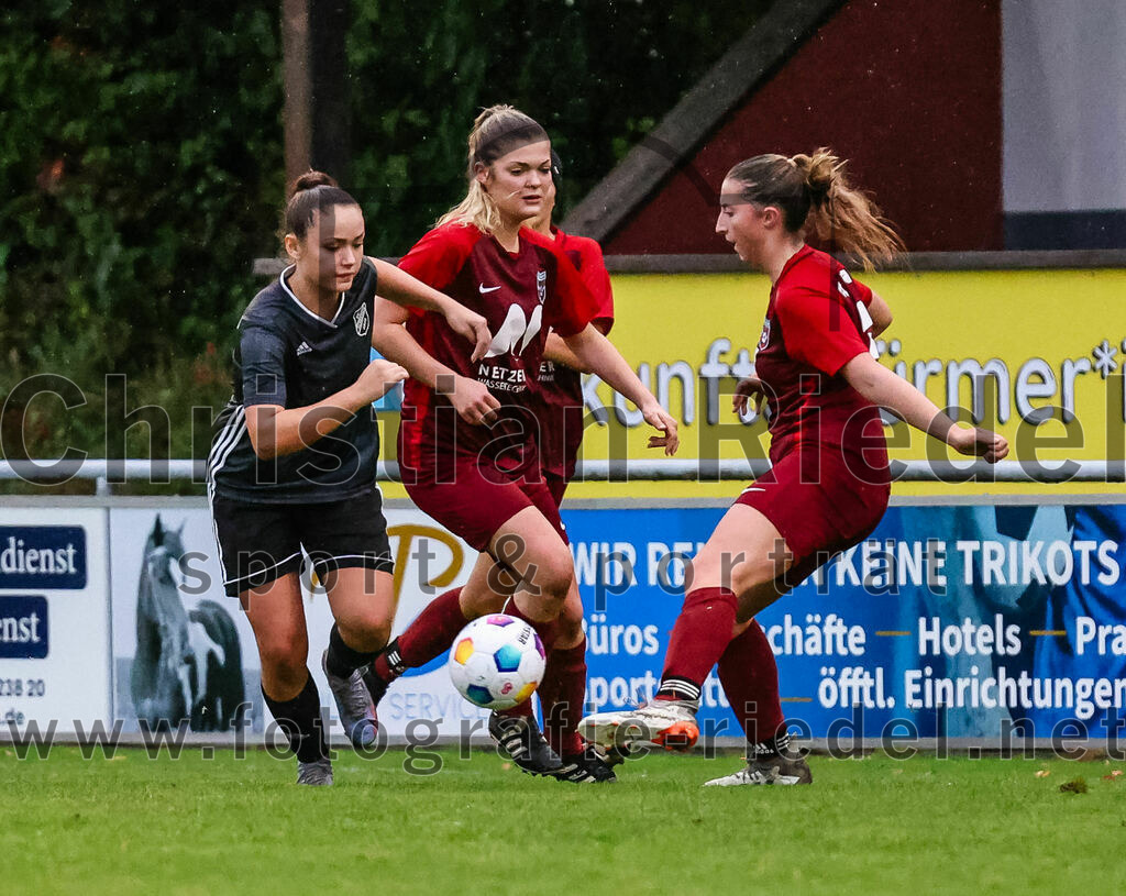 2023-10-14_077_FC_Schwaig_gegen_SV_Schechen | Oberding, Deutschland, 14.10.2023:
Fußball, Bezirksliga 2023 / 2024, 6. Spieltag, FC Schwaig gegen SV Schechen, Endergebnis: 4:3

Antonia Sanftl (SV Schechen, #10), Christine Lang (FC Schwaig, #6), Franziska Lommer (FC Schwaig, #3)

Foto: Christian Riedel / fotografie-riedel.net