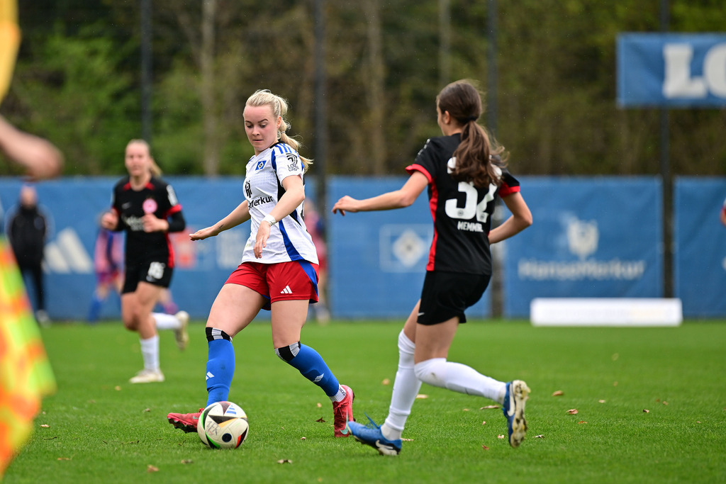 Fußball I Frauen I Saison 2024-2025 I 2. Bundesliga I 21. Spieltag I Hamburger SV - Eintracht Frankfurt II | Mia Büchele (17, Hamburger SV) Emma Memminger (32, Eintracht Frankfurt II) - Realisiert mit Pictrs.com