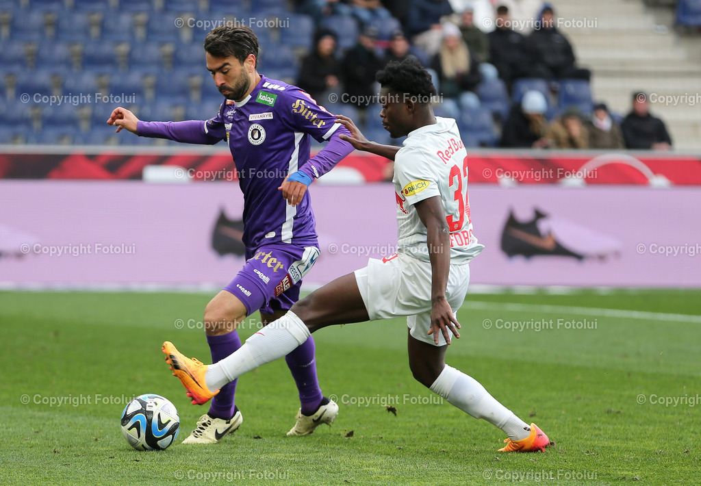 A_LUI_21042024_28 | SPORT,FUSSBALL.ADMIRAL BUNDESLIGA RED BULL SALZBURG-AUSTRIA KLAGENFURT. 21.04.2024 IM BILD: AMANKWAH FORSON (SALZBURG) UND KOSMAS GKEZOS  (KLAGENFURT) FOTO.FOTOLUI/MW