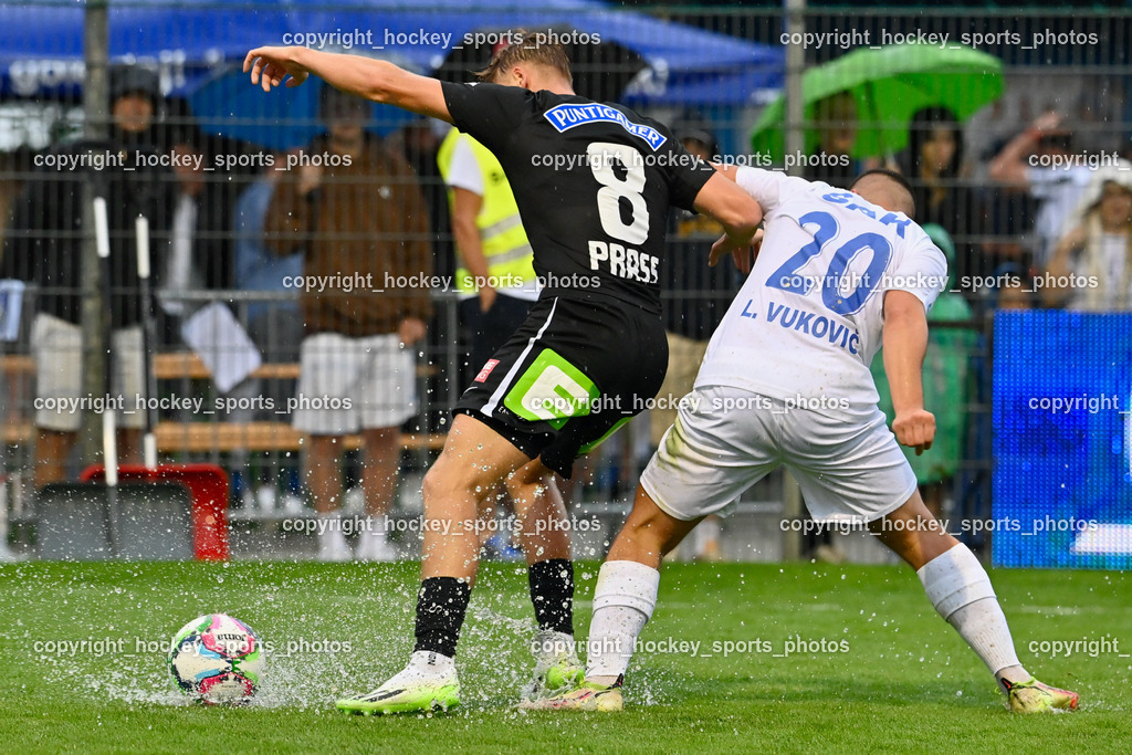 SAK vs. SK Sturm 22.7.2023 | #8 Alexander Prass, #20 Luka Vukovic, Wasser am Platz